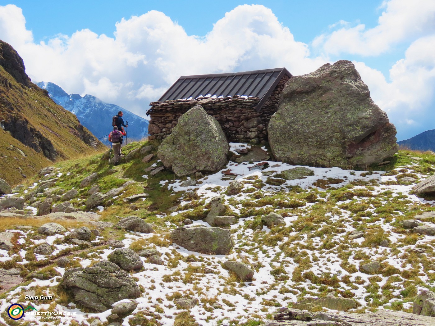 39 Ed ora scendiamo passando dalla Baita dei Tre Pizzi (2116 m).JPG